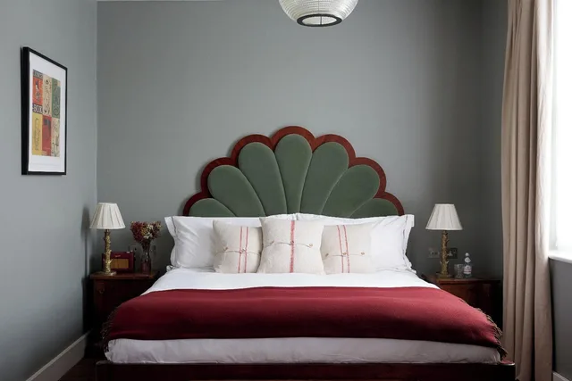 جناح فاخر، Artist Residence London 1/2