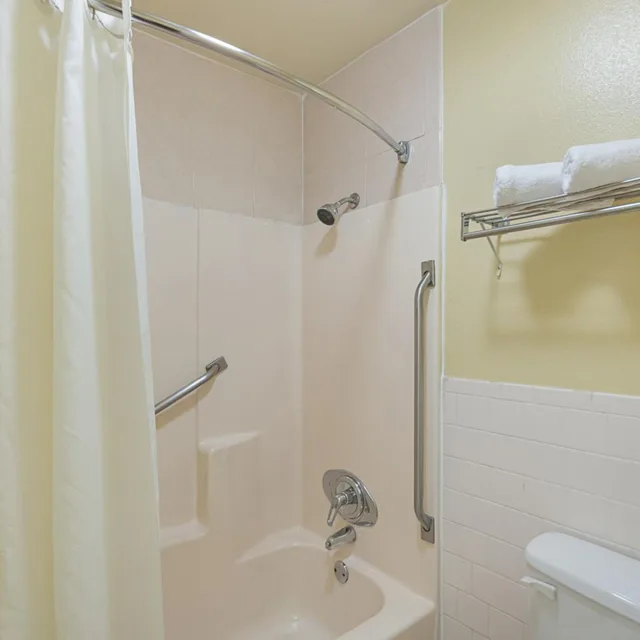 2 Full Beds - Non-Smoking, Kitchen، Motel6 Livingston, TX 8/9