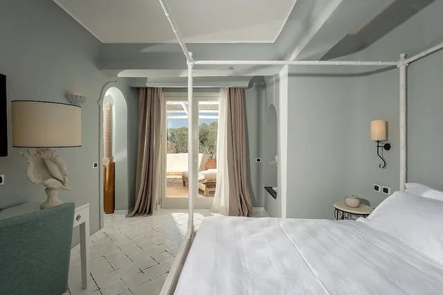 جناح أساسي بسرير كينج مع أريكة، Therasia Resort Sea And Spa 1/4