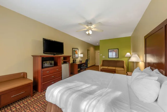 غرفة بسرير كينج مع أريكة، Best Western Plus Gadsden Hotel & Suites 3/8