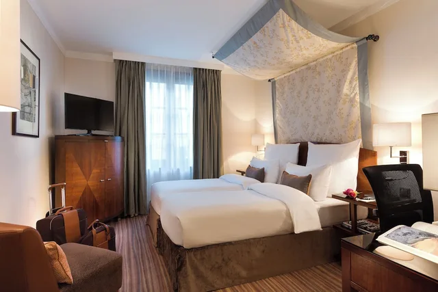غرفة بريميوم بسريرين منفصلين بحوض استحمام، Warwick Brussels Grand Place 1/5