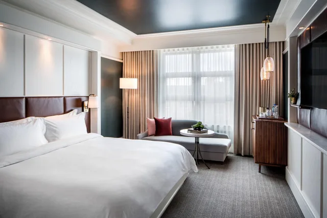 غرفة بسرير كينج لذوي الإعاقة، PERRY LANE HOTEL, A LUXURY COLLECTION HOTEL, SAVANNAH 3/4