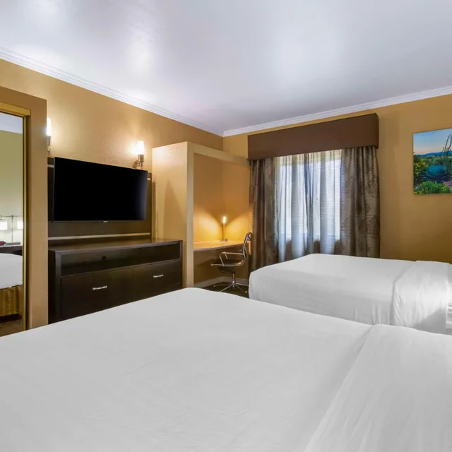 Suite, Queen Bed, Royal Sun Inn & Suites 1/7