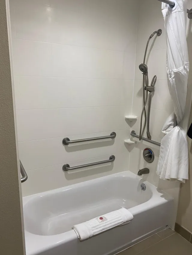 جناح بسريرين كوين مع أريكة لذوي الإعاقة، Comfort Suites West Omaha, NE 8/8