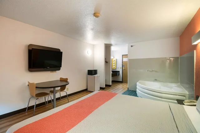 جناح ديلوكس بسرير كينج بجاكوزي، Motel6 Davenport, IA 4/10