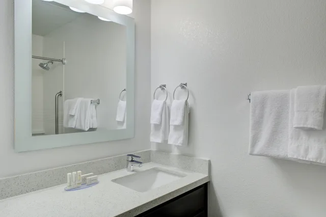 جناح بسرير كوين بغرفة نوم واحدة مع أريكة، TownePlace Suites by Marriott Wichita East 4/6