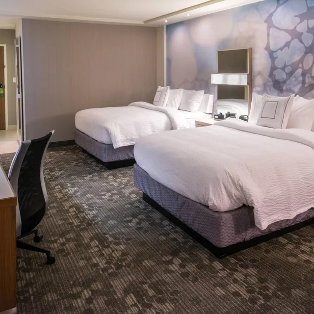غرفة بسريرين كوين بحوض استحمام لذوي الإعاقة، Courtyard Jacksonville 2/3