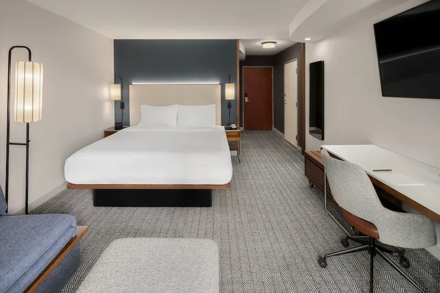 Room, King Bed, City View, Sofa, Courtyard by Marriott Seattle Bellevue/Downtown 2/6