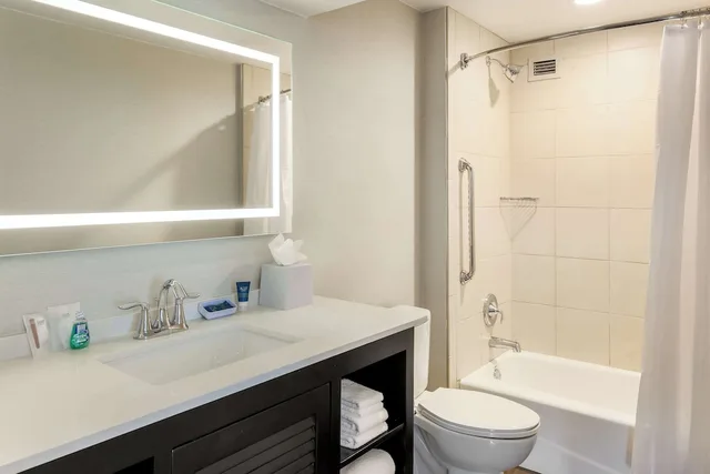 Standard, King Bed, Bay View، The DEXTRO Little Italy, BW Premier Collection 5/5