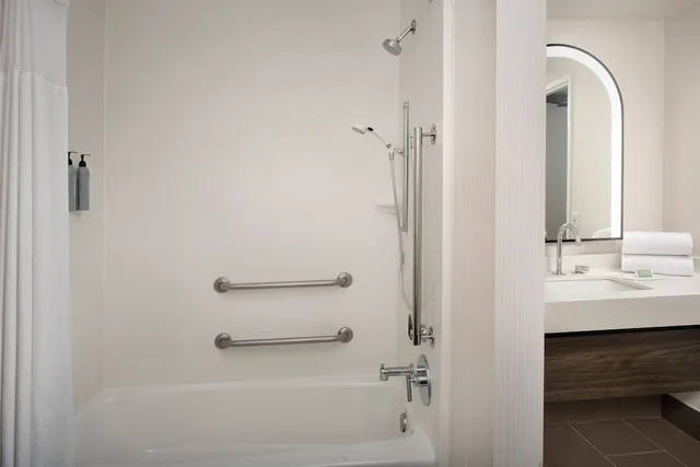 غرفة بسرير كينج مع أريكة، Courtyard By Marriott San Diego Downtown 4/4