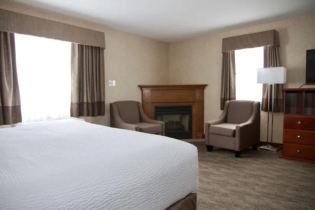 جناح سوبيريور بسرير كينج، Days Inn and Suites by Wyndham Brooks 1/6