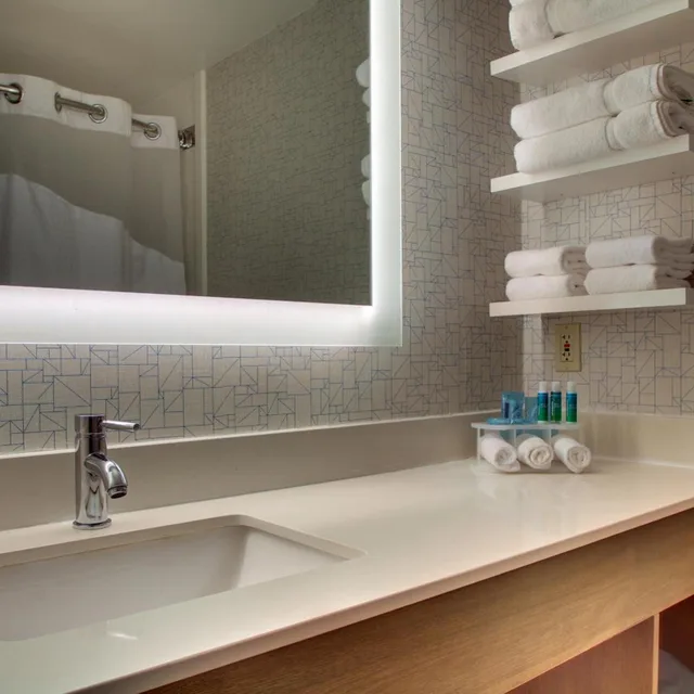 جناح بسرير كينج بجاكوزي، Holiday Inn Express & Suites Lincoln East - White Mountains 9/10