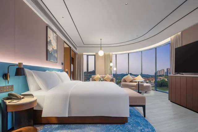 غرفة بريميوم بسرير كينج بإطلالة على البحيرة مع أريكة، Hilton Garden Inn Yichang Yiling 2/4