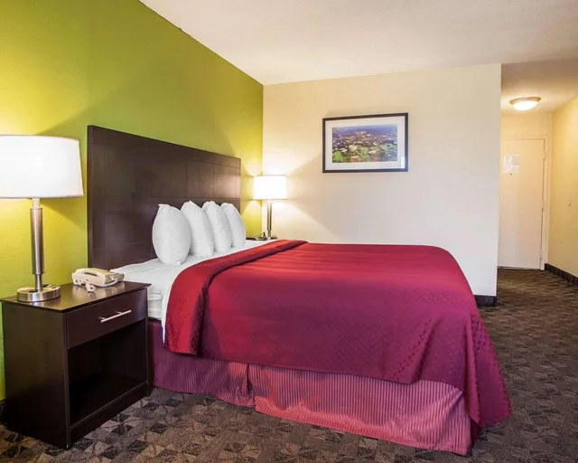 غرفة بسرير كوين، Quality Inn Saint Louis Airport 2/5