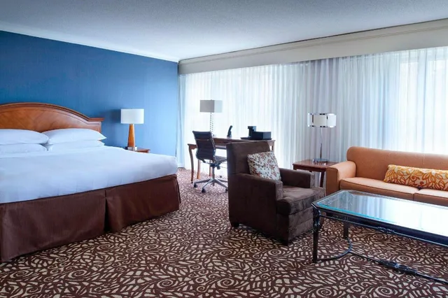 غرفة كبيرة بسرير كينج مع أريكة، Marriott Milwaukee West 2/3