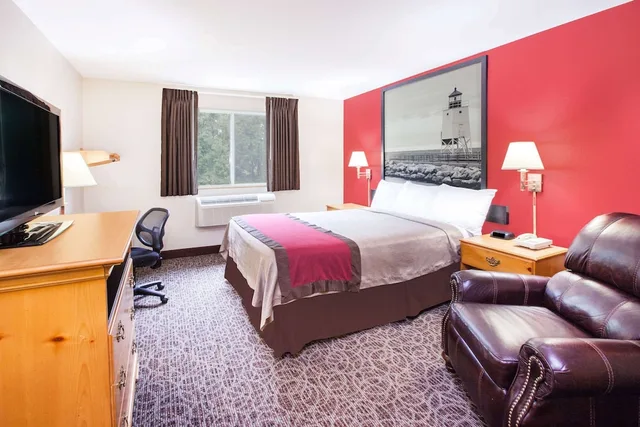 غرفة قياسية بسرير كوين لذوي الإعاقة، Super 8 by Wyndham West Branch 1/6