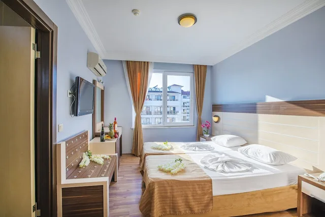 جناح بسريرين منفصلين مع أريكة، Hawaii Suite Beach Hotel 2/10