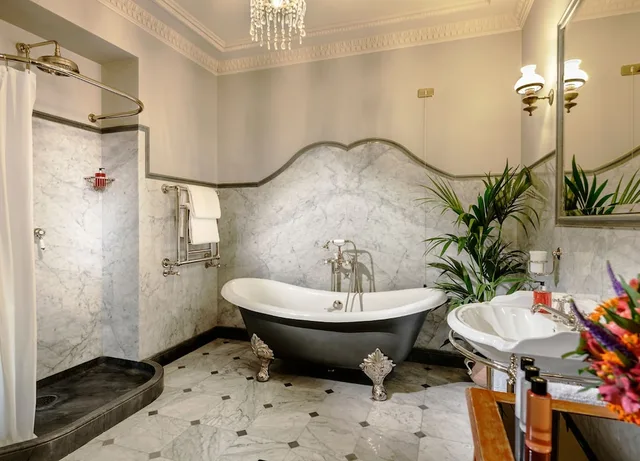 جناح جونيور بسرير كوين، Hotel Locarno 6/6