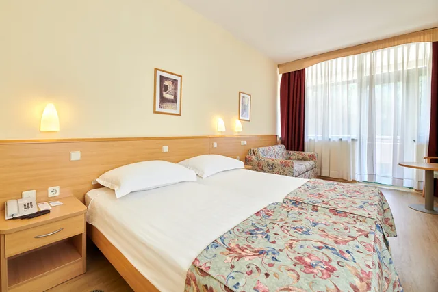 Superior room with balcony park side، Hotel Aurora Plava Laguna 2/5