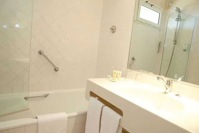 غرفة كومفورت بسرير كينج بشرفة، Hotel Valdys Thalasso & Spa - les Pins 5/7