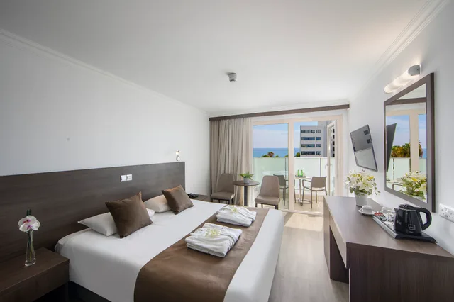 Superior, Double or Twin Bed, Lateral Side Sea View، Kapetanios Limassol Hotel 1/1