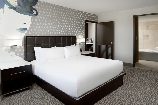 جناح بريميوم بسرير كينج بإطلالة على المدينة بغرفة نوم واحدة، Hilton Woodland Hills Los Angeles 1/7