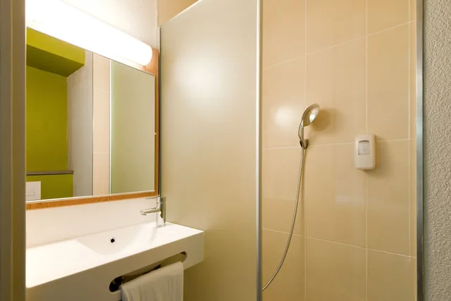 غرفة رباعية بسرير مزدوج وسريرين منفصلين، B B Hotel Lyon Sud Etats Unis 4/5