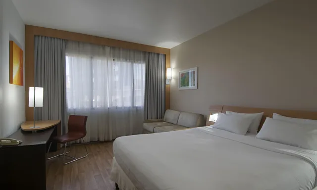 Superior, Double Bed, Street View، Novotel Porto Alegre Tres Figueiras 2/4