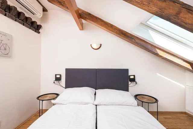 2 Bedrooms, Signature, Loft, Apartment, 5 Beds, City View, Sofa، Hybernska Apartments 6/10