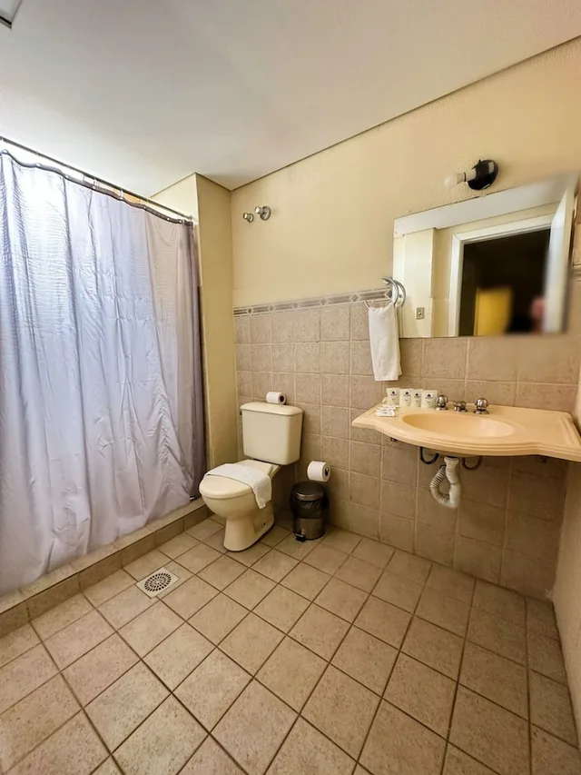 غرفة عائلية بسرير مزدوج وسريرين منفصلين، Umbu Hotel 2/2