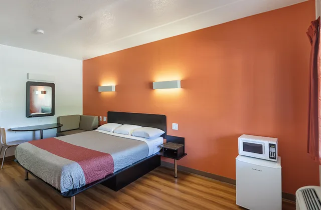 غرفة ديلوكس بسرير كينج لذوي الإعاقة، Motel6 Bedford, TX - Fort Worth 4/6