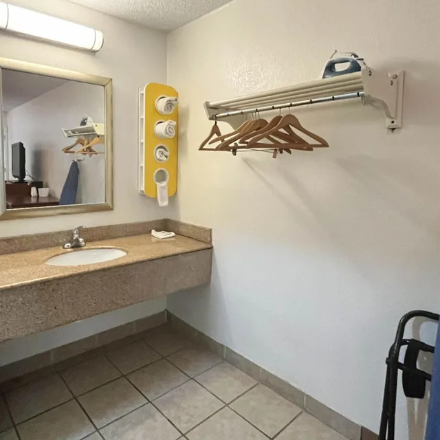 غرفة بسرير كينج لذوي الإعاقة، Studio6 Suites Dayton, OH - Englewood 1/2