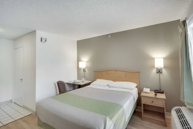 1 Queen Bed - Micfridge, Smoking، Studio6 Stafford, TX - Houston - Sugarland 3/6