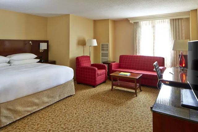 غرفة بسرير كينج مع أريكة، Chattanooga Marriott Downtown 1/8
