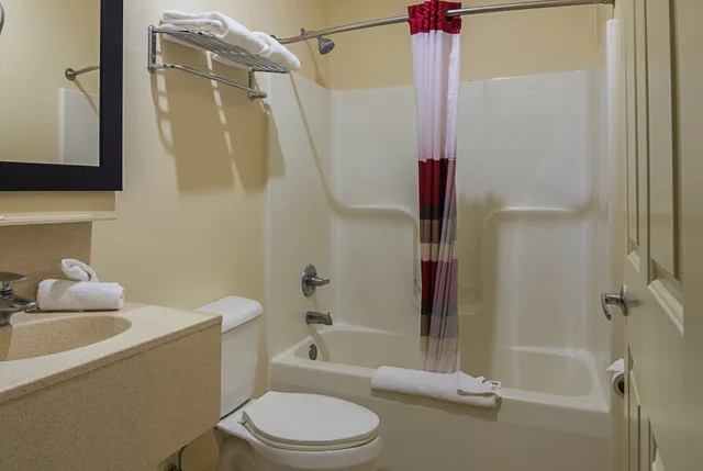 جناح بسرير كينج بحوض جاكوزي، Red Roof Inn & Suites Lake Orion/Auburn Hills 7/10