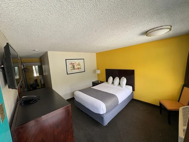 غرفة قياسية بسرير كينج، PepperTree Inn 1/10