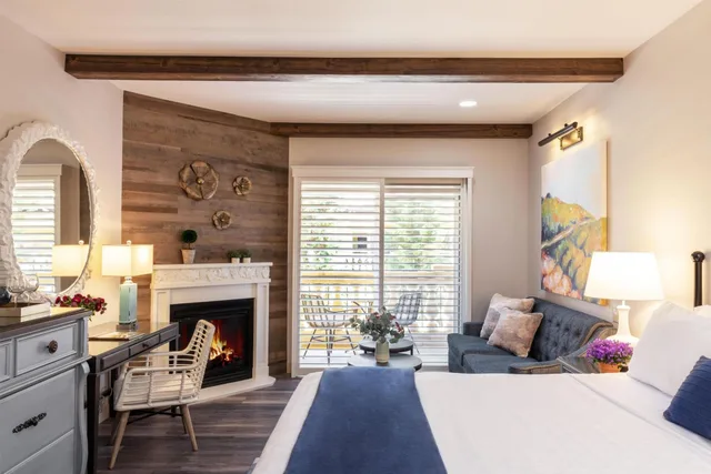 غرفة بسرير كينج بإطلالة على الفناء بشرفة مع أريكة، The Lodge at Healdsburg, tapestry Collection by Hilton 5/9