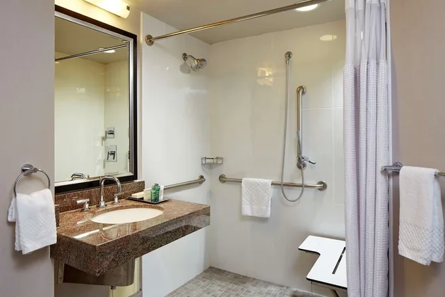 جناح جونيور بسرير كينج لذوي الإعاقة، Hilton Long Beach 7/8