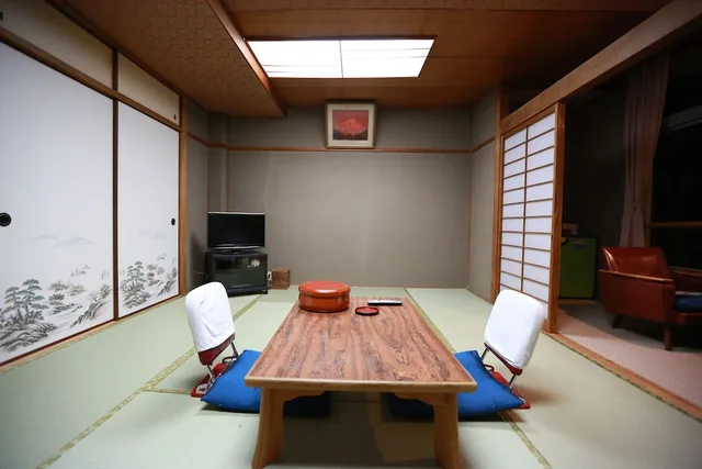 غرفة يابانية تقليدية بفرشتي فوتون بأرضية تاتامي، Takao Kanko Hotel 4/8