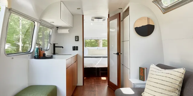جناح بريميوم بسرير كوين مع أريكة، AutoCamp Cape Cod 1/3