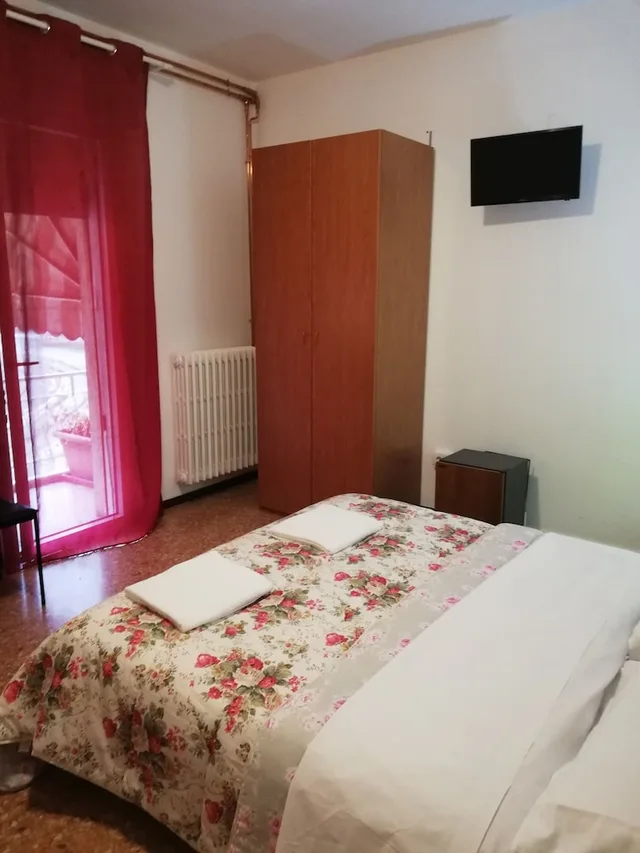غرفة قياسية ثلاثية بسرير مزدوج وسرير فردي بإطلالة على المتنزه بحمام مشترك، Venice Best Vacation 3/8