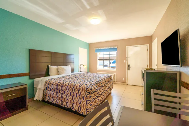 Room, King Bed, Woodfield Inn & Suites Hotel O, Yoakum TX 111 4/6