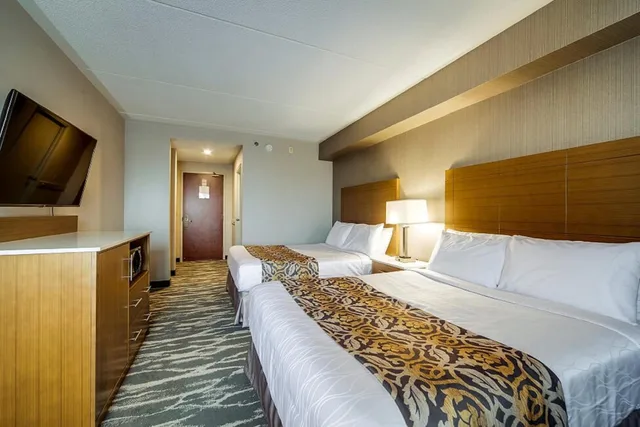 غرفة قياسية بسرير كينج وسريرين كوين، Monte Carlo Inn Brampton Suites 1/8