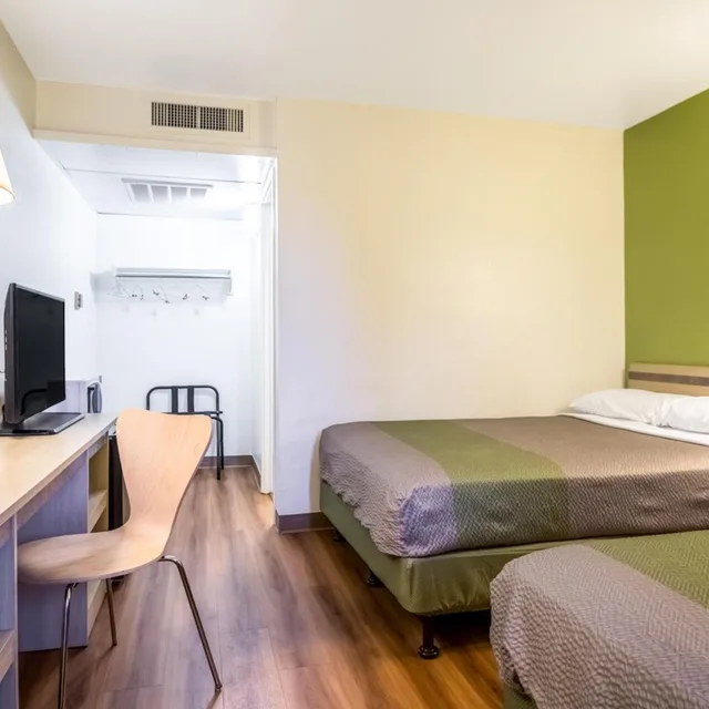 1 Full Bed - Mobility Accessible Tub، Motel6 Pueblo, CO - I-25 6/10