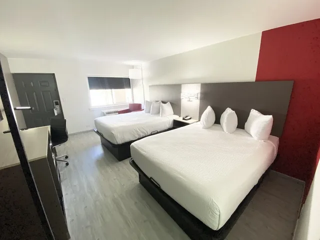 Room, 2 Queen Beds, Exterior Entrance, Ramada By Wyndham Tuscaloosa 2/10