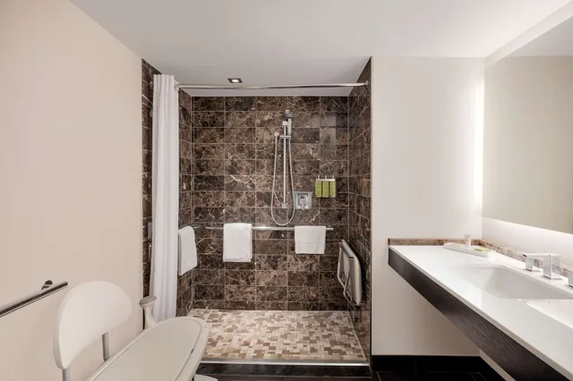 1 Bedroom, Deluxe, Suite, King Bed, Accessible, Hilton McLean Tysons Corner 2/3