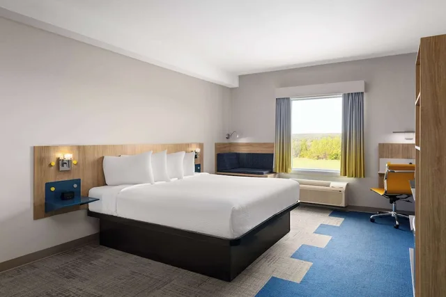 غرفة بسرير كينج لذوي الإعاقة، Microtel by Wyndham Lachute 1/1