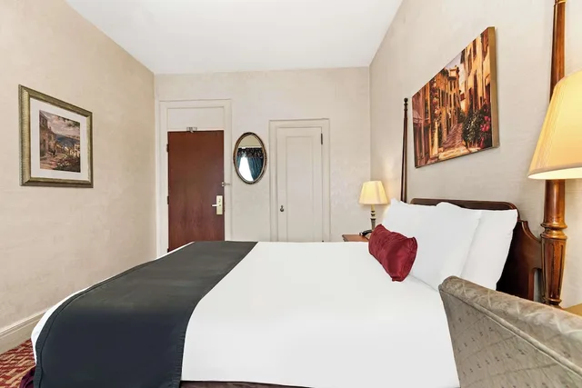جناح بسرير كوين بمنطقة جلوس بمطبخ صغير، Genetti Hotel SureStay Collection By Best Western 1/6