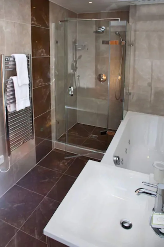 1 Bedroom, Executive, Apartment, King Bed, Street View, Arlington House 3/3