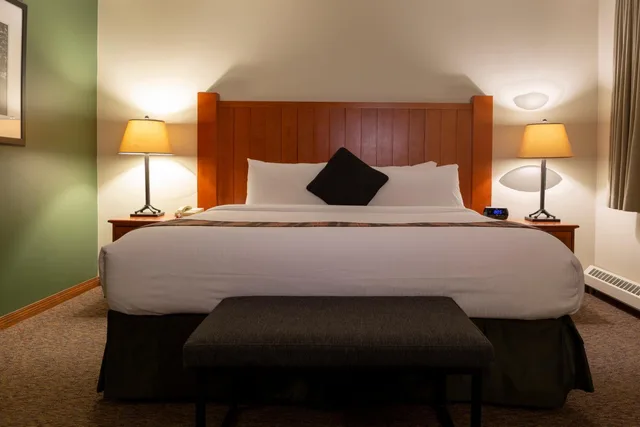 Room, Queen Bed, WHISTLERS INN 3/4
